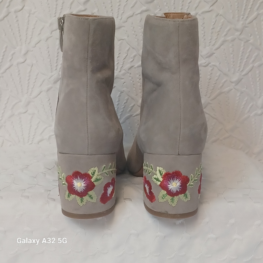 Franco Sarto Women Size 7.5 Light Gray Suede Heeled Boots look at the photos, - Picture 6 of 15